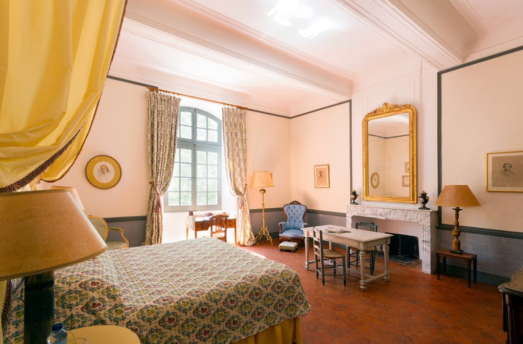 18th cent. flat with room Jaune